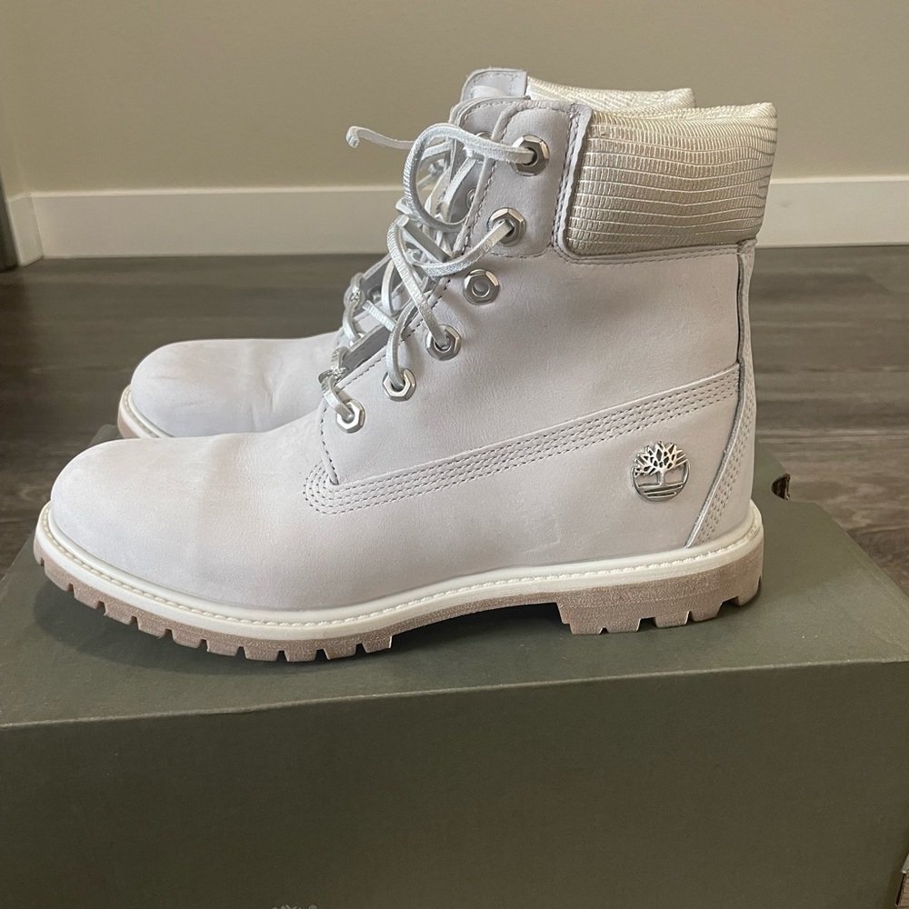 Only worn once size 10 Timberlands in very good condition!